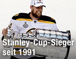 Dennis Seidenberg (Boston Bruins) mit dem Stanley Cup