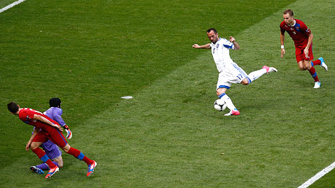 © Reuters/Kacper Pempel Fanis Gekas (GRE) erzielt den Anschlusstreffer, Tschechiens Goalie Czech wird durch einen Mitspieler verhindert
