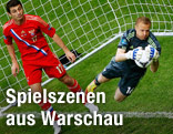Russlands Goalie Wjatscheslaw Malafejew fängt den Ball
