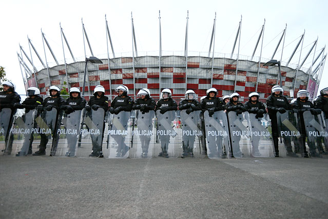 © Reuters/Kai Pfaffenbach Polnische Fans vor dem Stadion in Breslau