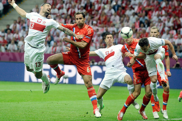 © APA/EPA/Vassil Donev Kopfball von Sebastian Böhnisch (POL)