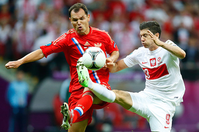 © APA/EPA/PAP/Leszek Szymanski Sergei Ignaschevitsch (L) gegen Robert Lewandowski (POL)