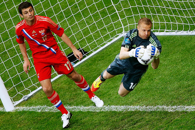 © Reuters/Leonhard Foeger Russlands Goalie Wjatscheslaw Malafejew fängt den Ball