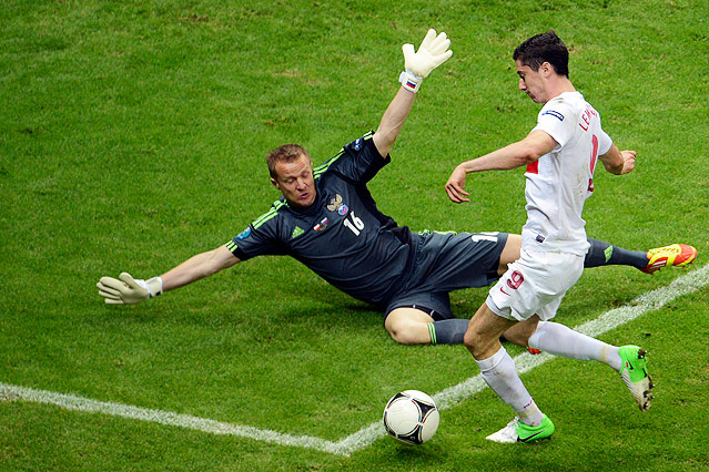 © APA/EPA/PAP/Bartlomiej Zborowski Russlands Goalie Malafejew gegen Lewandowski (POL)
