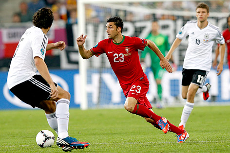 © APA/EPA/Kerim Okten Helder Postiga (Portugal) zwischen den Deutschen Mats Hummels und Thomas Müller