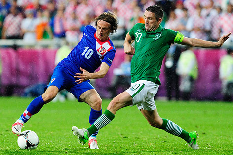 © APA/EPA/Aidan Crawley Luka Modric (CRO) gegen Robbie Keane (IRL)