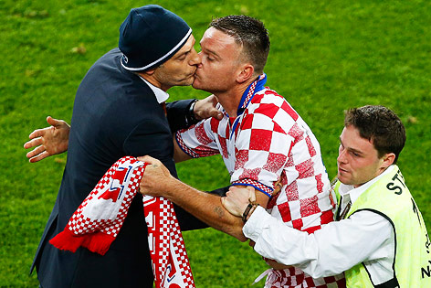 © APA/EPA/Armando Babani Slaven Bilic wird von einem Fans der auf das Spielfeld gestürmt ist geküsst