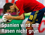 Cesc Fabregas schl&auml;gt sich mit dem Ball gegen den Kopf