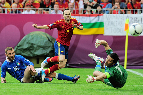 Daniele De Rossi und Gianluigi Buffon (ITA) verhindern eine Torchance von Andres Iniesta (ESP)