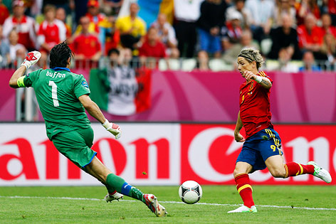 Fernando Torres (ESP) gegen Gianluigi Buffon (ITA)