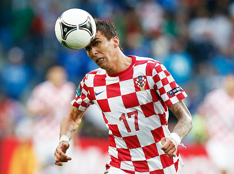 © Reuters/Dominic Ebenbichler Mario Mandzukic (CRO) köpfelt den Ball