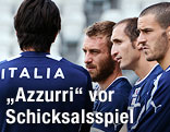 Gianluigi Buffon (mit dem R&uuml;cken zur Kamera), Daniele De Rossi, Giorgio Chiellini und Sebastian Giovinco w&auml;hrend einer Teambesprechung