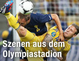 Schwedens Andreas Granqvist macht Bekanntschaft mit dem Oberschenkel von Andrej Woronin (UKR)