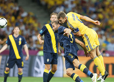 © APA/EPA/Srdjan Suki Kopfballtreffer von Andrej Schewtschenko (UKR)