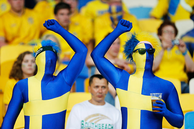 © APA/EPA/Sergey Dolzhenko Schwedische Fans im Ganzkörperanzug
