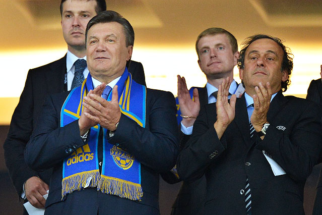 © AP/Martin Meissner UEFA Präsident Michel Platini gemeinsam mit dem Präsidenten der Ukraine Viktor Janukowitsch