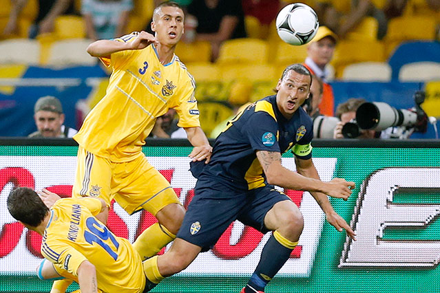 © AP/Sergei Grits Zweikampf von Zlatan Ibrahimovic und Jewgeni Chatscheridi