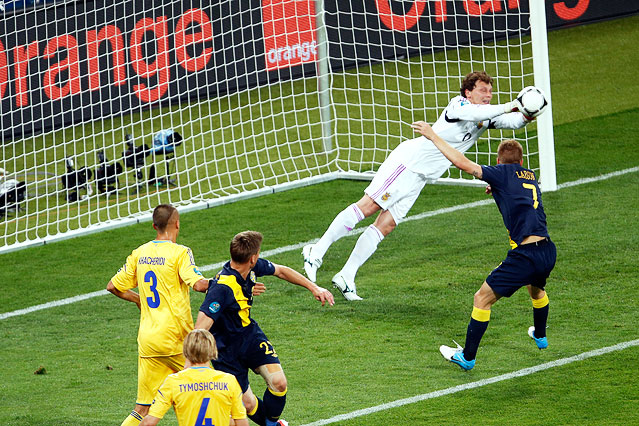 © AP/Darko Vojinovic Parade von Ukraines Goalkeeper Andrej Pjatow