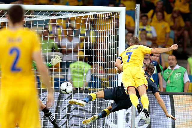 © AP/Ivan Sekretarev Kopfballtreffer von Andrej Schewtschenko (UKR)