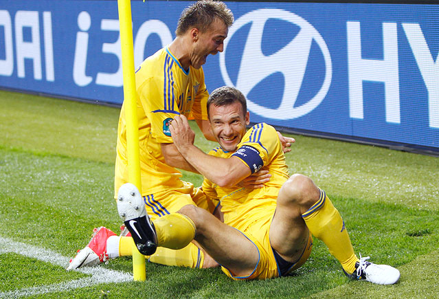 © Reuters/Gleb Garanich Jubel von Andrej Schewtschenko und Andrej Jarmolenko (beide UKR)