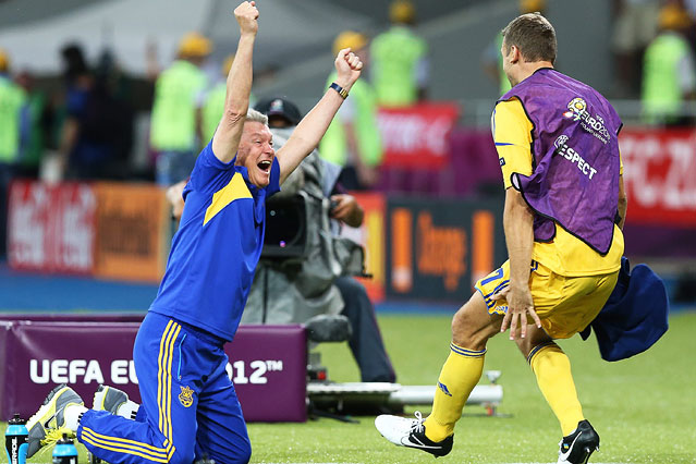 © APA/EPA/Srdjan Suki Ukraines Coach Oleg Blochin geht vor Schwetschenko auf die Knie