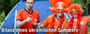 Holländische Fans vor einem Zelt