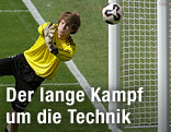 Torwart und Ball vor der Linie