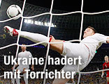 John Terry stoppt einen Schuss erst hinter der Torlinie
