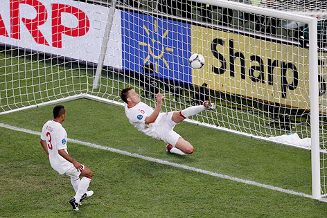 John Terry stoppt einen Schuss erst hinter der Torlinie