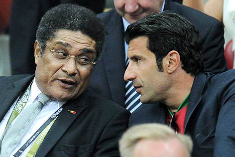 Die ehemaligen portugiesichen Nationalspieler Eusebio und Luis Figo