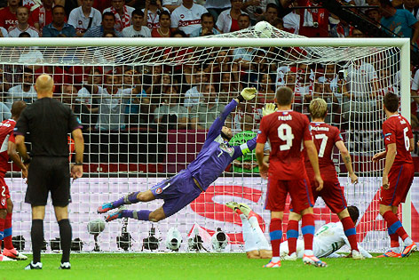 © APA/EPA/Radek Pietruszka Cristiano Ronaldo erzielt das 1:0 mit dem Kopf