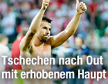 Michal Kadlec (CZE) streckt beide Daumen in die Höhe