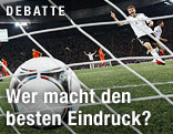Ball liegt im Tor, dahinter jubelnde Spieler