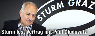 Der ehemalige Sport-Gesch&auml;ftsf&uuml;hrer des SK Sturm Graz Paul Gludovatz geht an dem Sturm-Logo vorbei