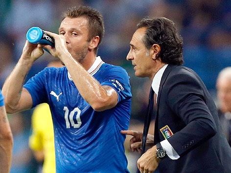 Italiens Coach Cesare Prandelli mit Antonio Cassano