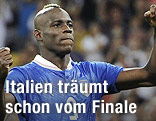 Italiens Balotelli jubelt