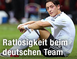 Mesut &Ouml;zil sitzt entt&auml;uscht am Boden