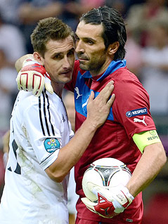 Italiens Kapitän Gianluigi Buffon nimmt zum Trost Miroslav Klose (GER) in seine Arme