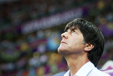 DFB-Trainer Jogi Löw mit Blick nach oben
