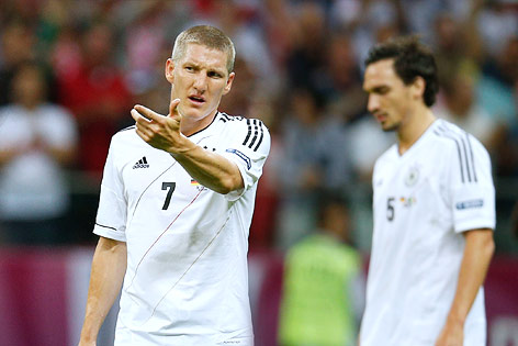 Bastian Schweinsteiger ärgert sich, im Hintergrund Mats Hummels (beide GER)