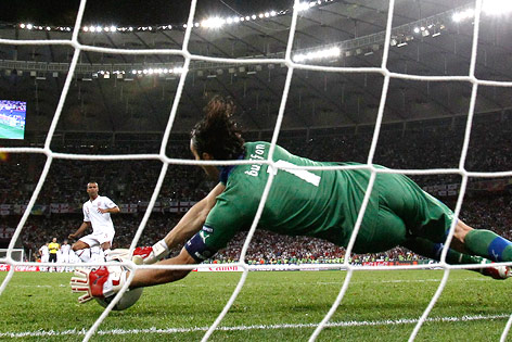 © Reuters/Tony Gentile Gianluigi Buffon hält den Elfmeter von Ashley Cole