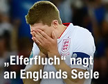 England-Kapit&auml;n Steven Gerrard schl&auml;gt entt&auml;uscht die H&auml;nde vor das Gesicht