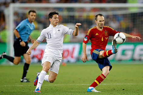 © APA/EPA/Robert Ghemet Frankreichs Samir Nasri und Spaniens Andres Iniesta kämpfen um den Ball