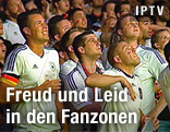 Deutsche Fans fiebern mit ihrer Mannschaft in einer Public-Viewing-Zone mit