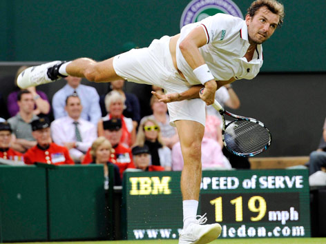 © APA/EPA/Gerry Penny Aufschlag von Julien Benneteau