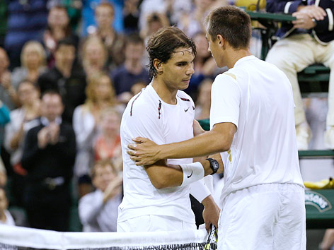 © AP/Anja Niedringhaus Lukas Rosol (CZE) reicht Rafael Nadal (ESP) die Hand