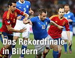 Antonio Cassano (Italien) gegen die Spanier Alvaro Arbeloa und Andres Iniesta