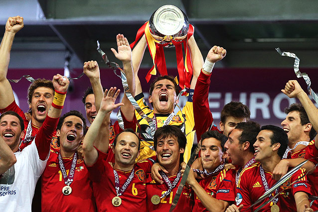 © APA/EPA/Srdjan Suki Das spanische Team mit dem EM-Pokal