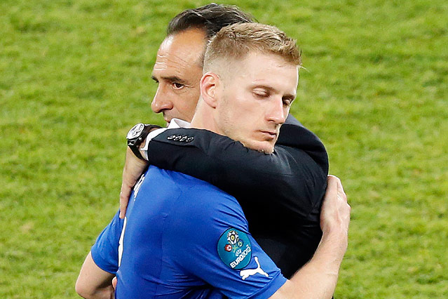 © APA/EPA/Fehim Demir Italien-Trainer Cesare Prandelli hält Ignazio Abate tröstend im Arm