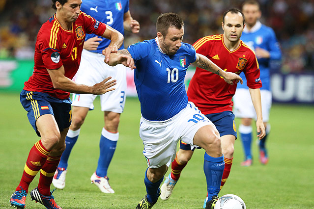 © APA/EPA/Srdjan Suki Antonio Cassano (Italien) gegen die Spanier Alvaro Arbeloa und Andres Iniesta